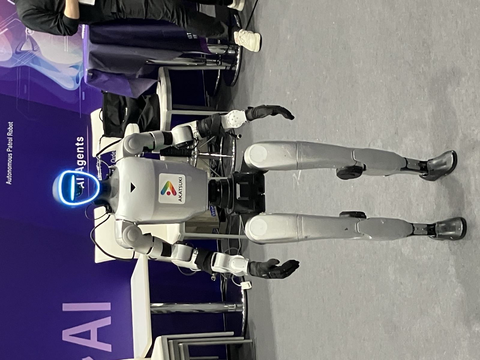 アカツキAIテクノロジーズのロゴを胸に付けたヒューマノイドロボットの展示