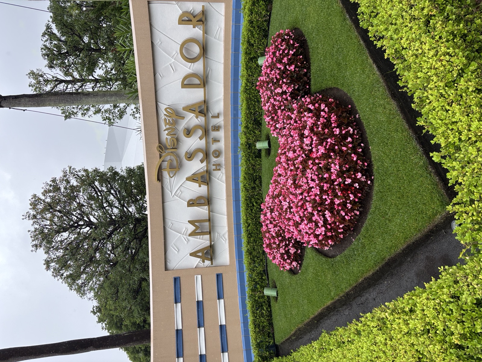 ミッキー形の花壇があるディズニーアンバサダーホテルの入口