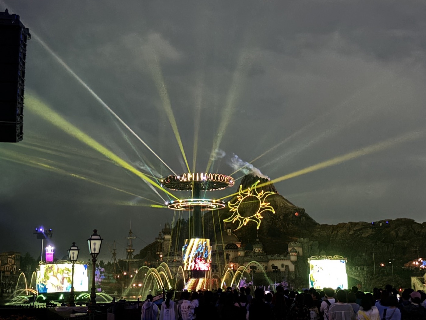 厚い雲の下で行われた東京ディズニーシーの夜のハーバーショー