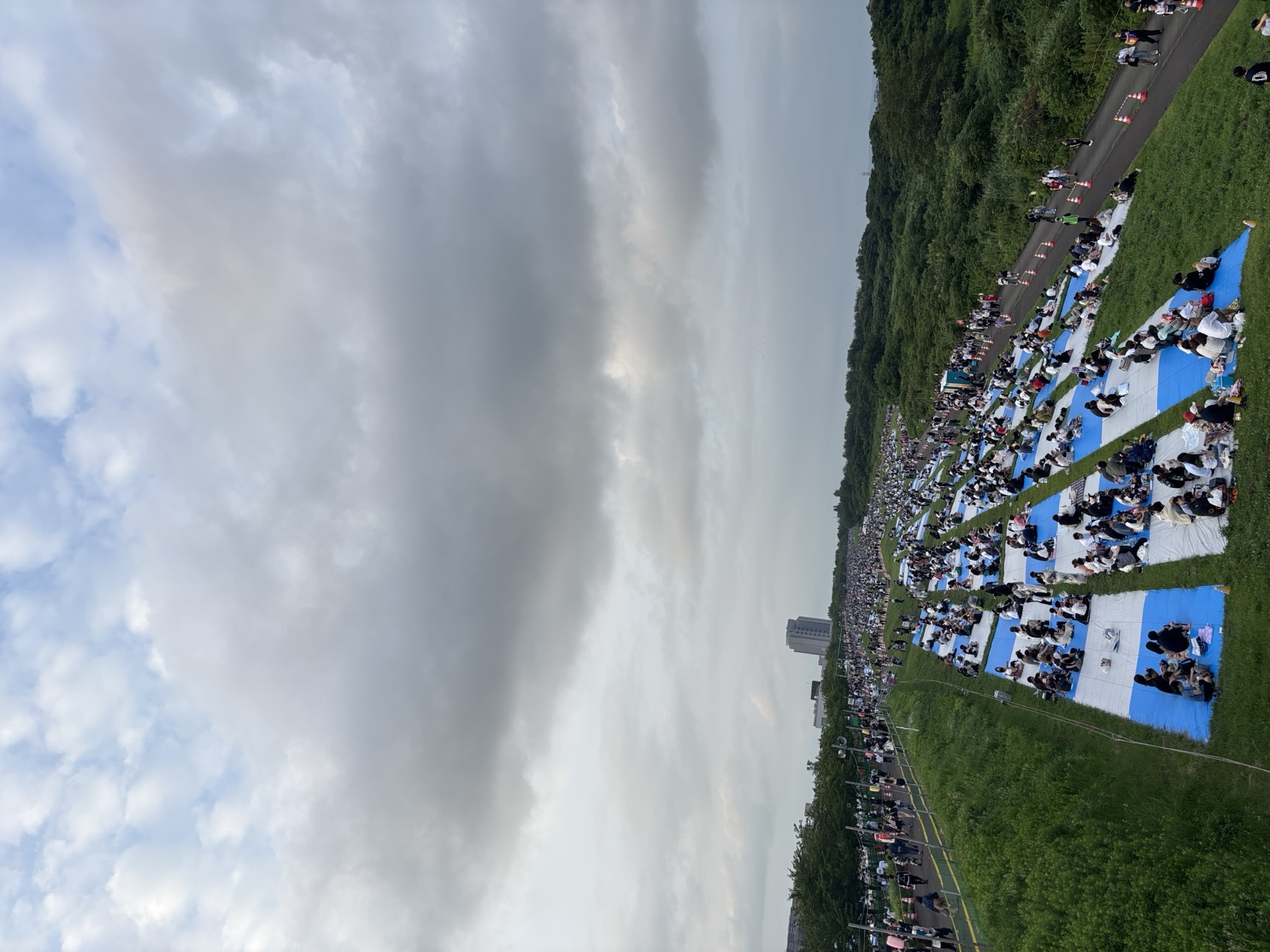 15時台の北エリア席2の芝生と観覧者